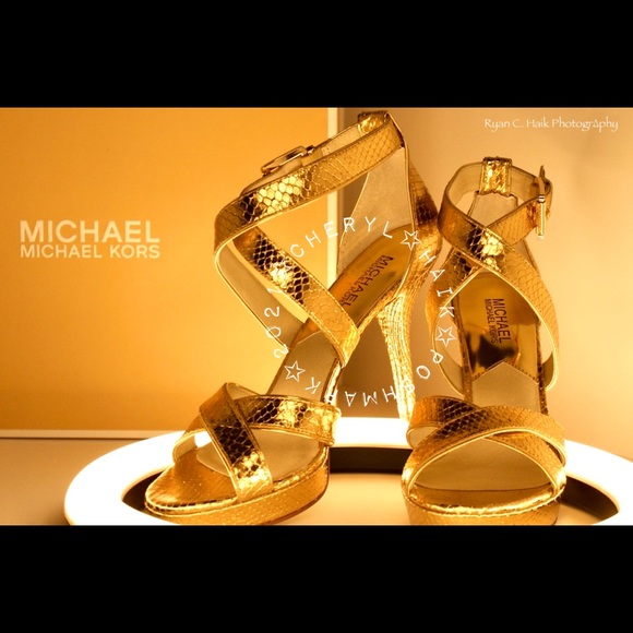 Evie Platform in Gold Metallic Leather - Picture 2 of 9